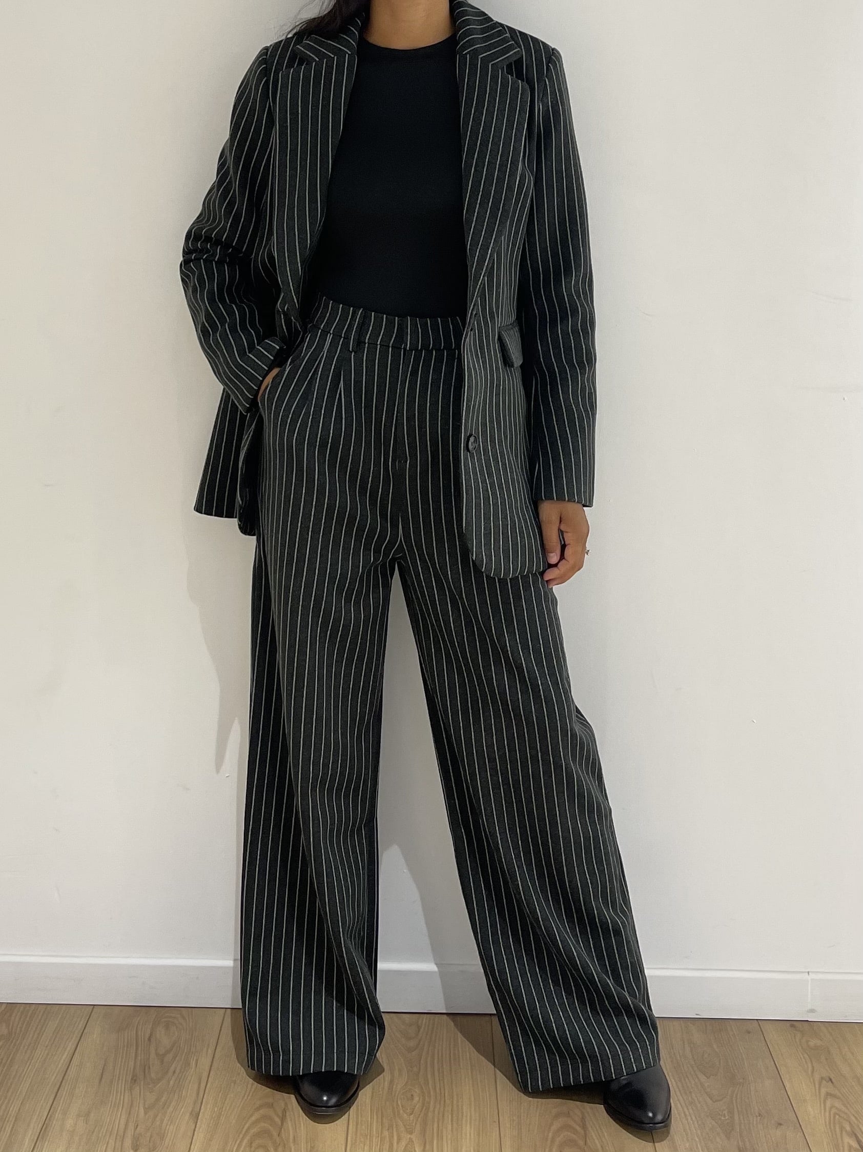 veste-tailleur-femme-rayures-verticales-noir-et-blanc-kataparis