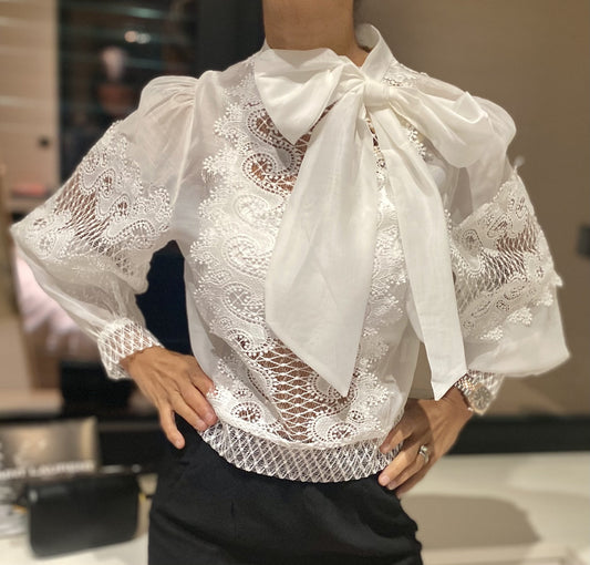 Blouse en dentelle blanche élégante