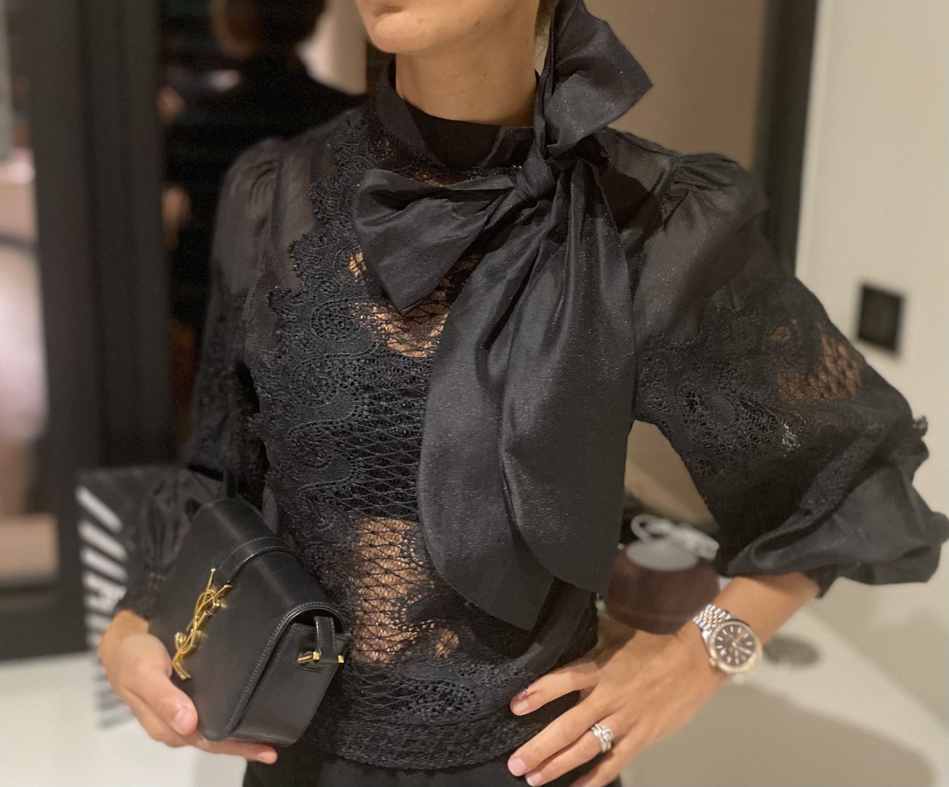 Blouse noire en dentelle avec nœud satiné