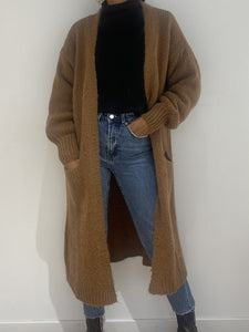 Cardigan long en tricot marron, essentiel pour tout look automnal