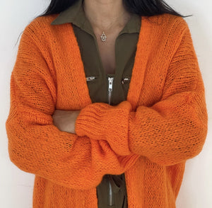 Cardigan en tricot orange vif pour une touche de couleur audacieuse