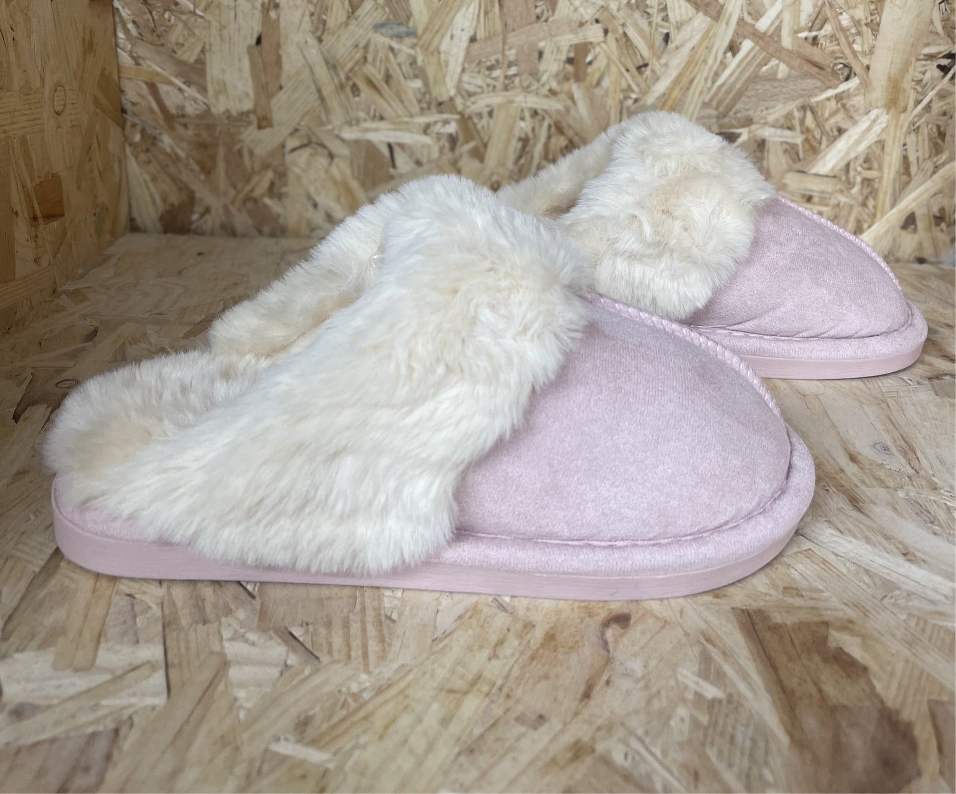 Chaussons en fourrure rose