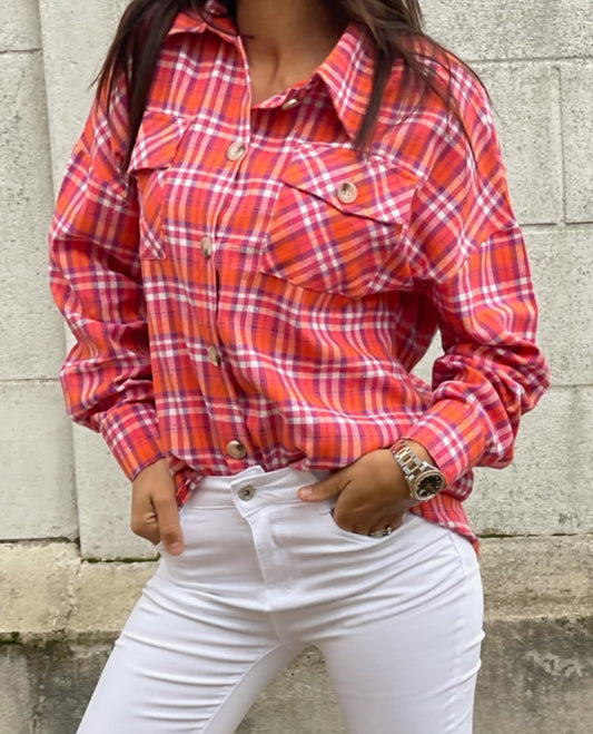 Détail d'une chemise à carreaux orange portée par une femme