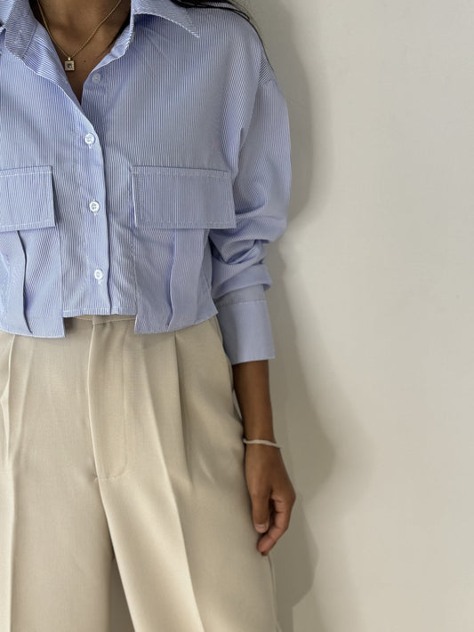 Chemise femme rayée bleu avec doubles poches avant, gros plan.