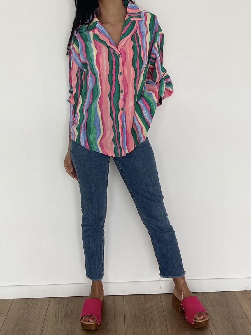 Chemise féminine aux rayures colorées et ondulées