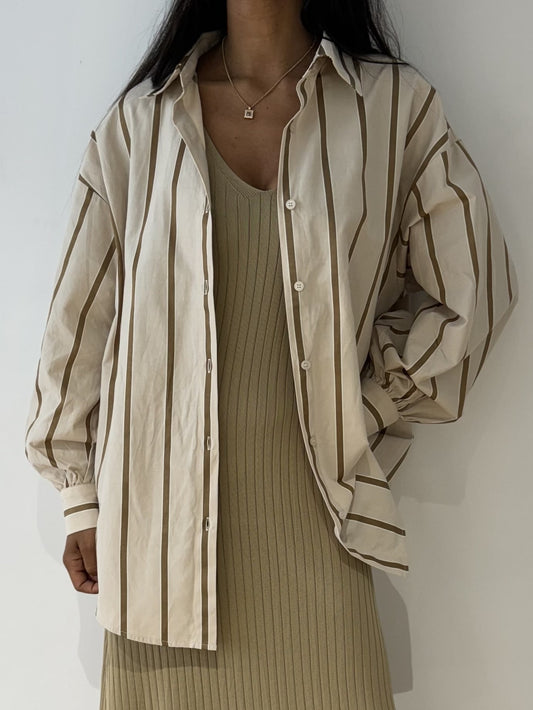 Chemise marinière beige pour femme, vue de face, avec des rayures verticales.