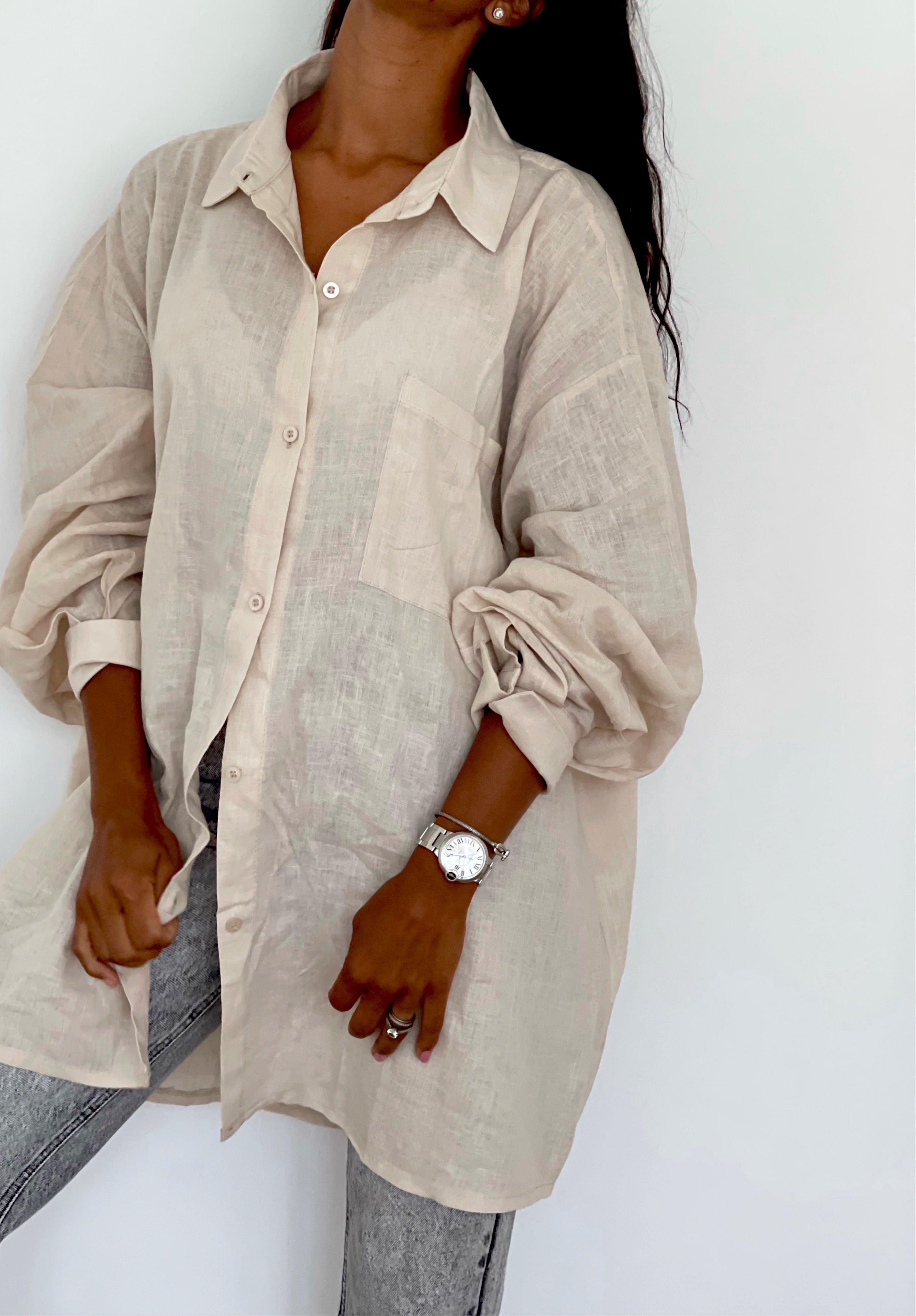 Femme portant chemise oversize lin beige