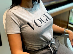 Gros plan sur un t-shirt gris pour femme avec logo