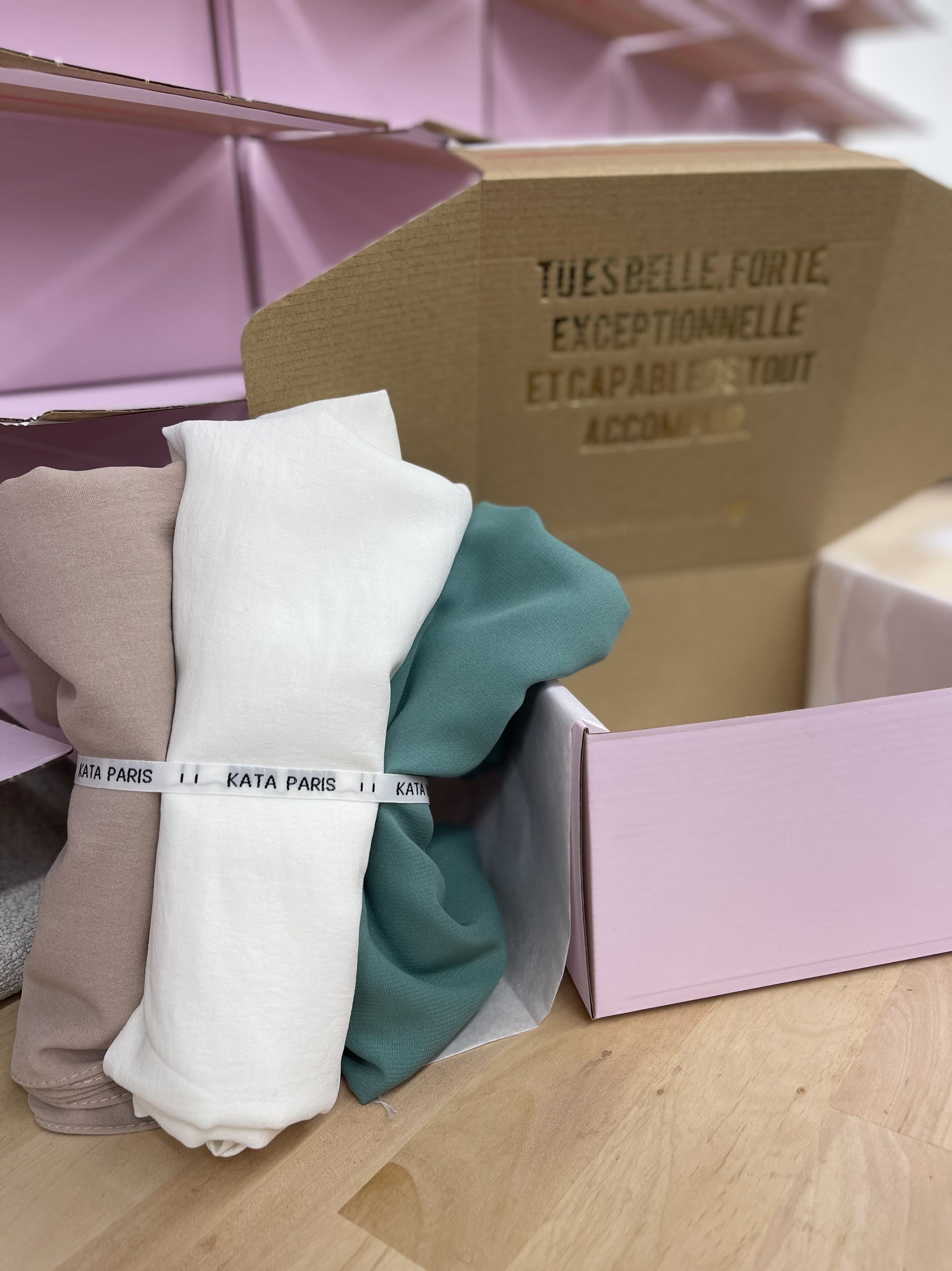 Élégant ensemble de hijabs en soie de medine en couleurs taupe, blanc et vert par Kata Paris