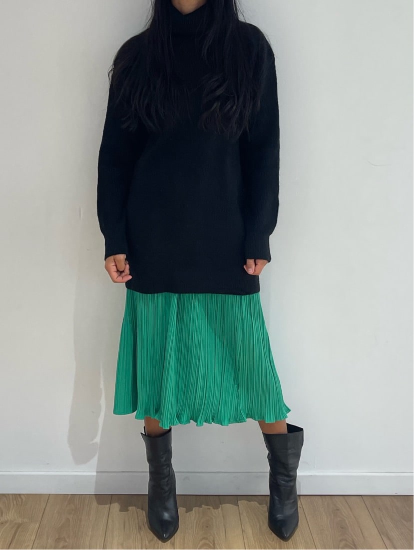 Col roulé long noir en maille côtelée avec jupe plissée verte