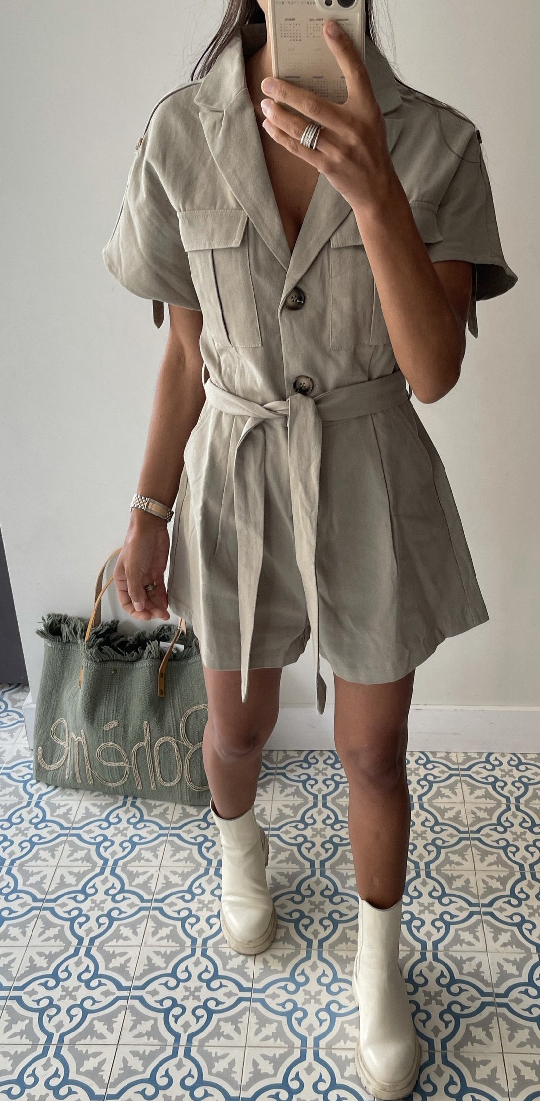 Tenue urbaine avec combishort kaki et bottes blanches pour femme moderne