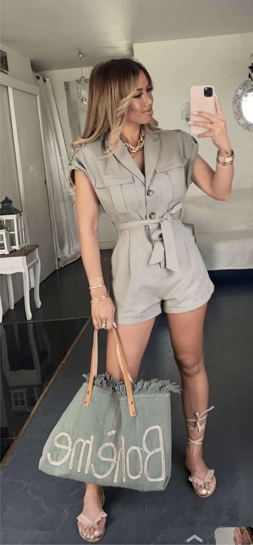 Combishort kaki chic pour femme avec ceinture et sandales à talons pour une allure sophistiquée