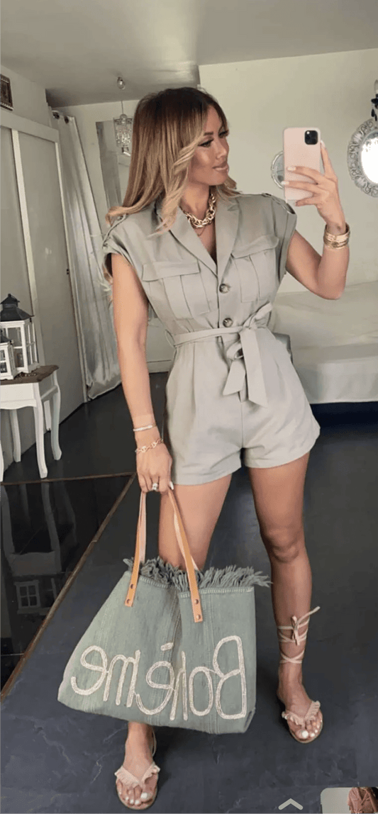 Combishort kaki chic pour femme avec ceinture et sandales à talons pour une allure sophistiquée