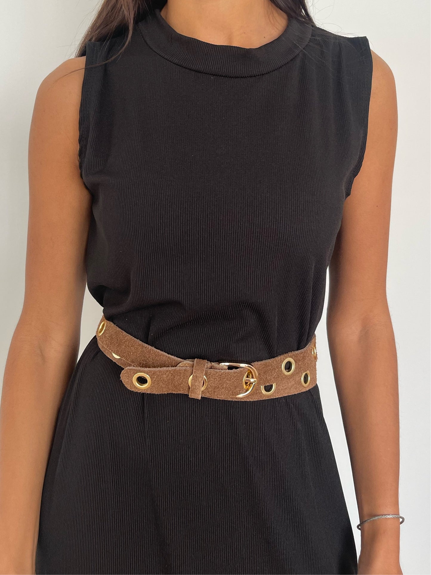 Ceinture vintage marron sur une robe noire ajustée