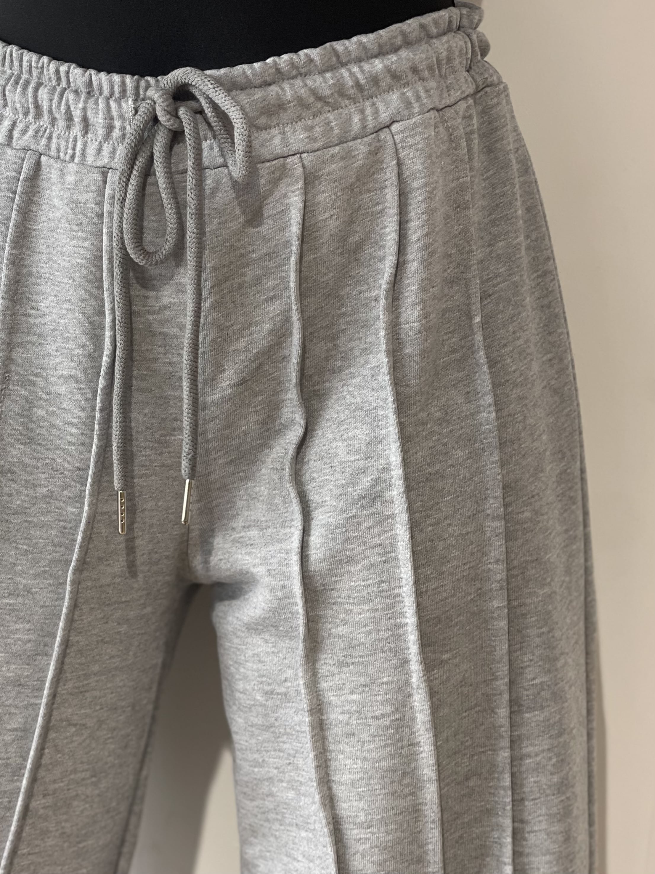 Détail du pantalon jog gris Nao avec cordon en coton naturel