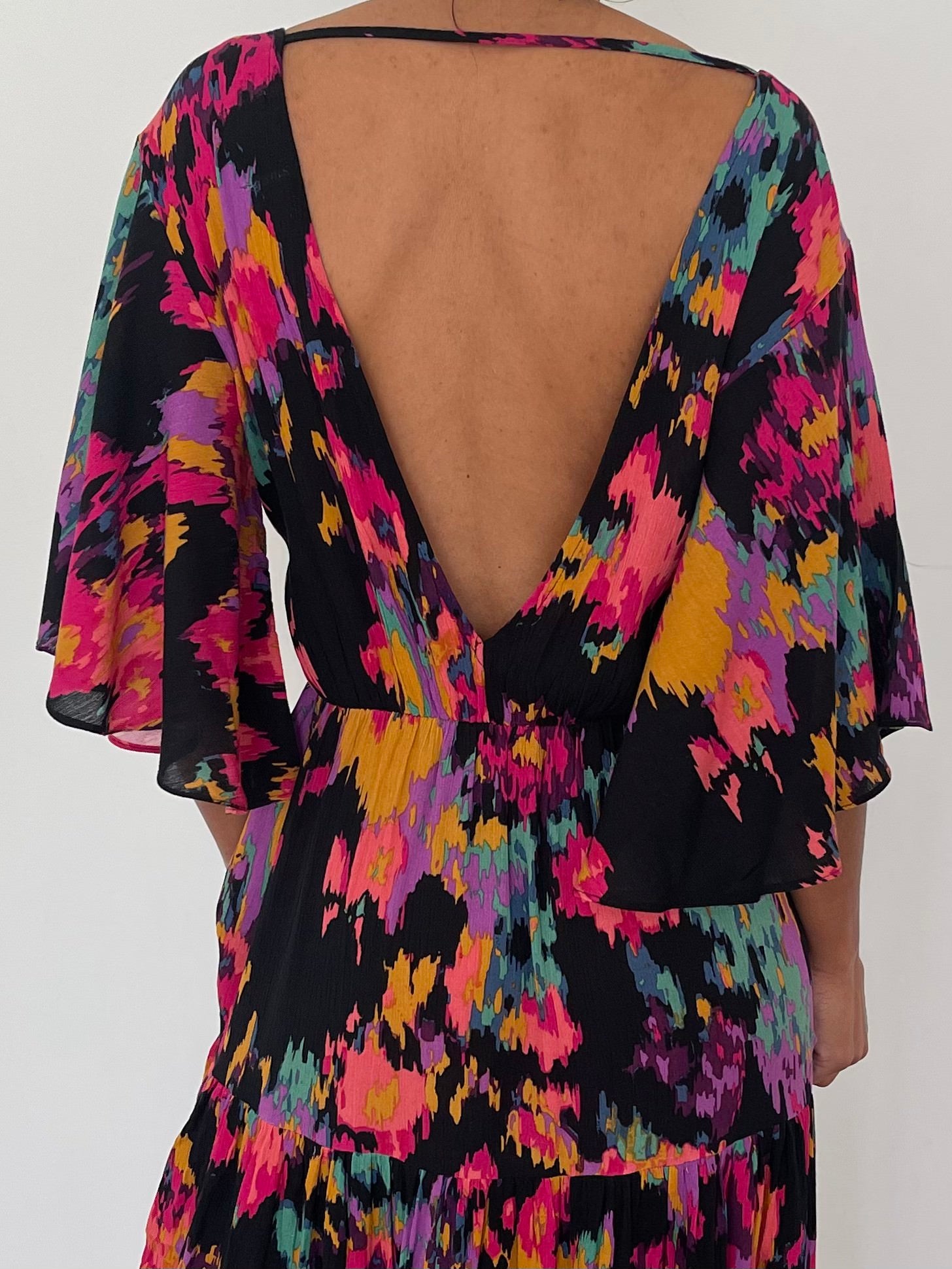 Robe à dos nu avec imprimé floral coloré et taille cintrée