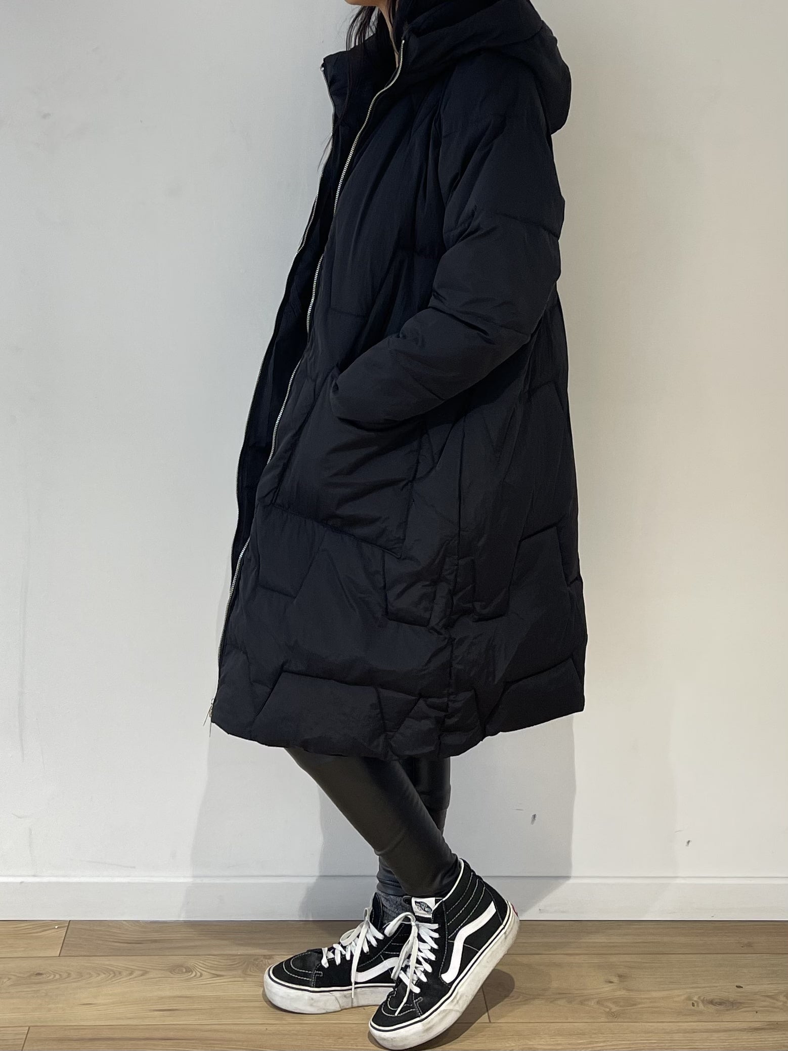 Look streetwear élégant en doudoune oversize noire