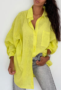 Modèle portant une chemise en lin jaune de taille oversize