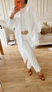 Robe en gaze de coton blanc portée comme une veste