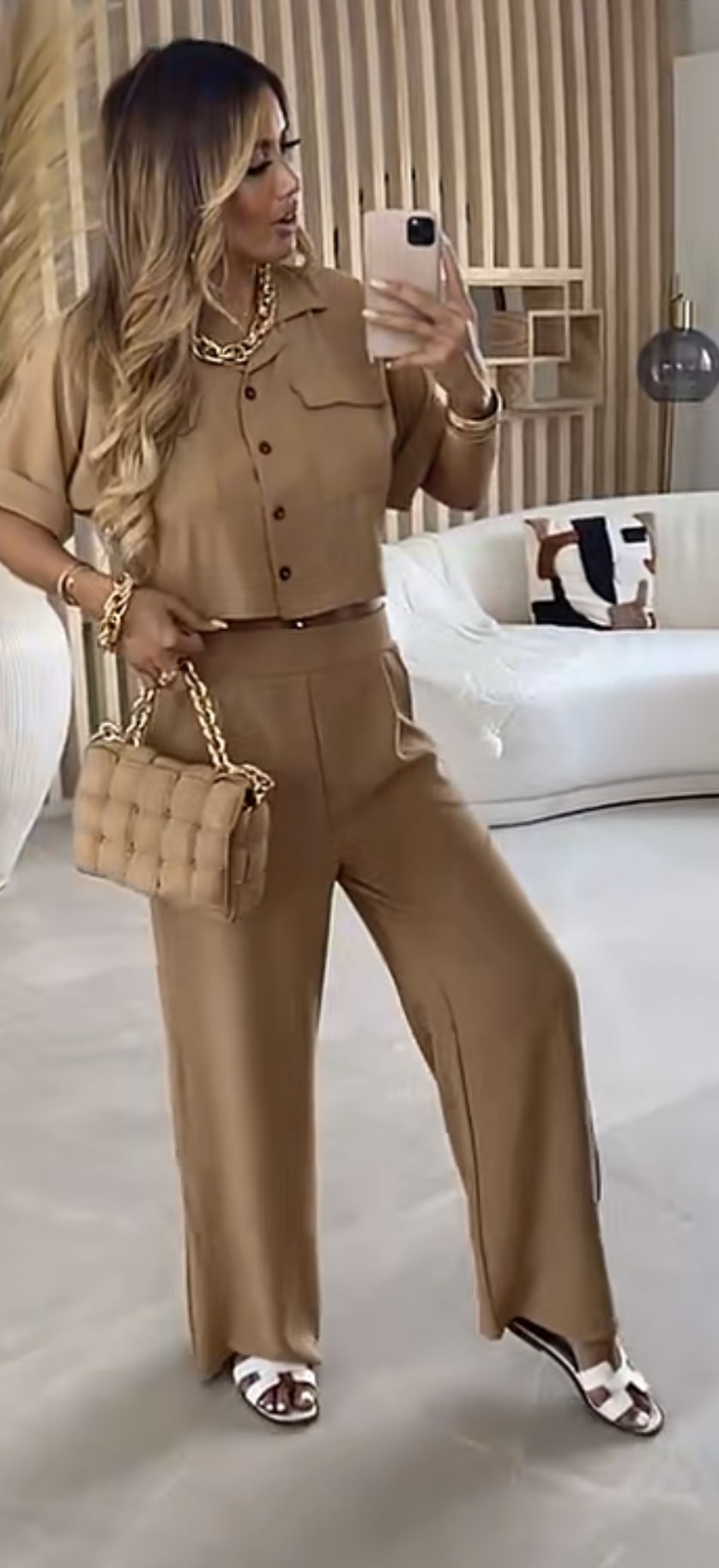 Ensemble élégant camel avec chemise et pantalon pour femme.