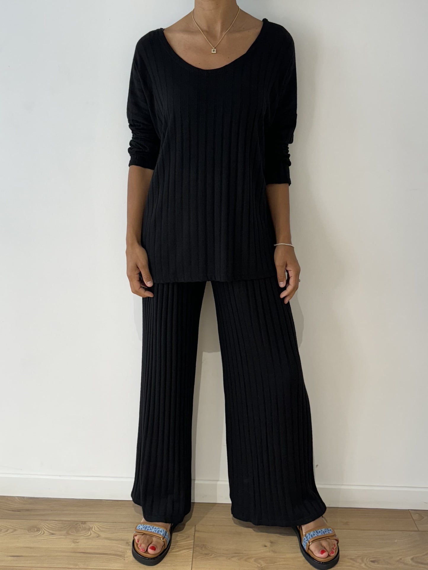 Ensemble côtelé léger pour femme en noir, vue de face.