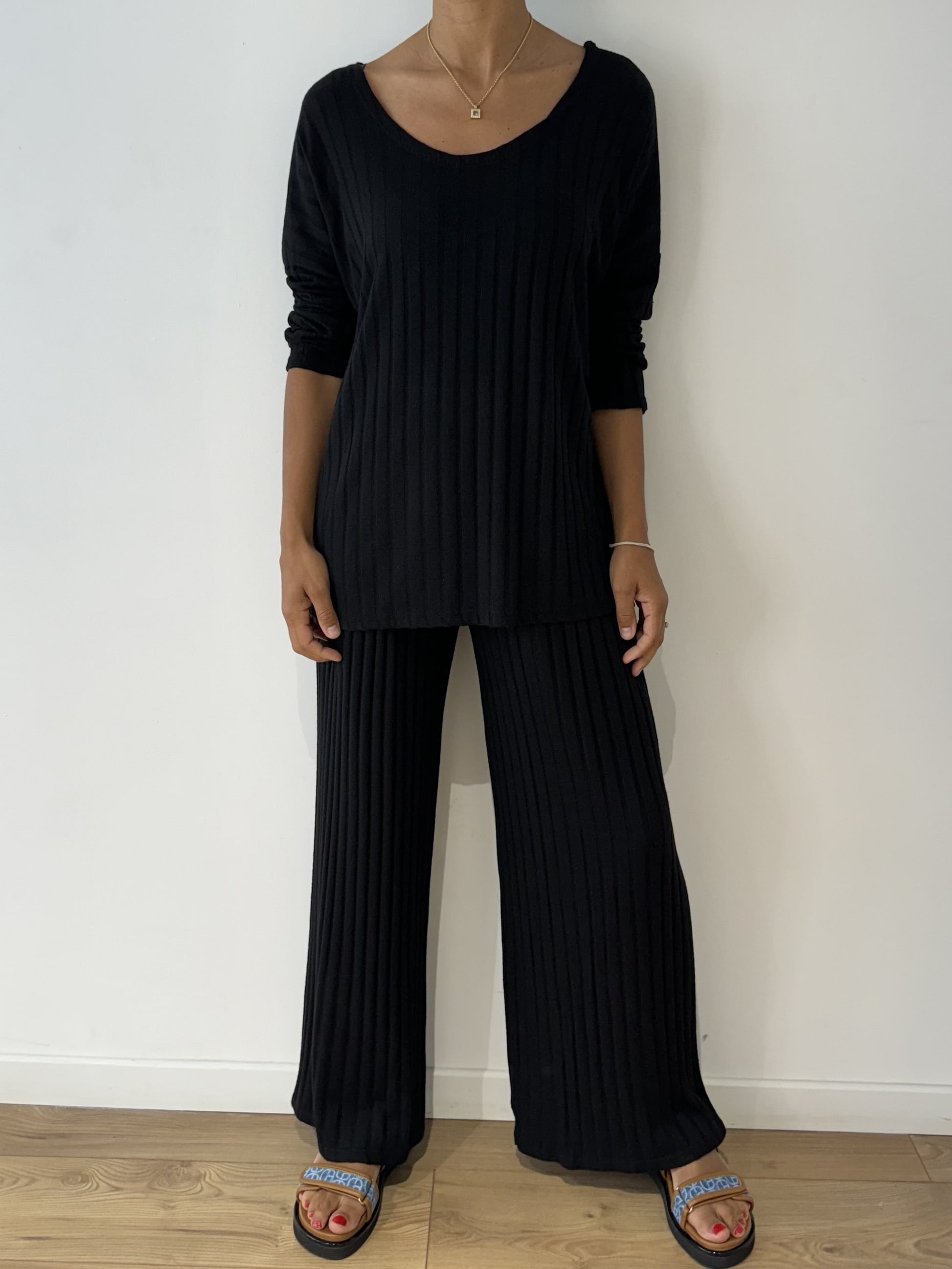 Ensemble côtelé léger pour femme en noir, vue de face.