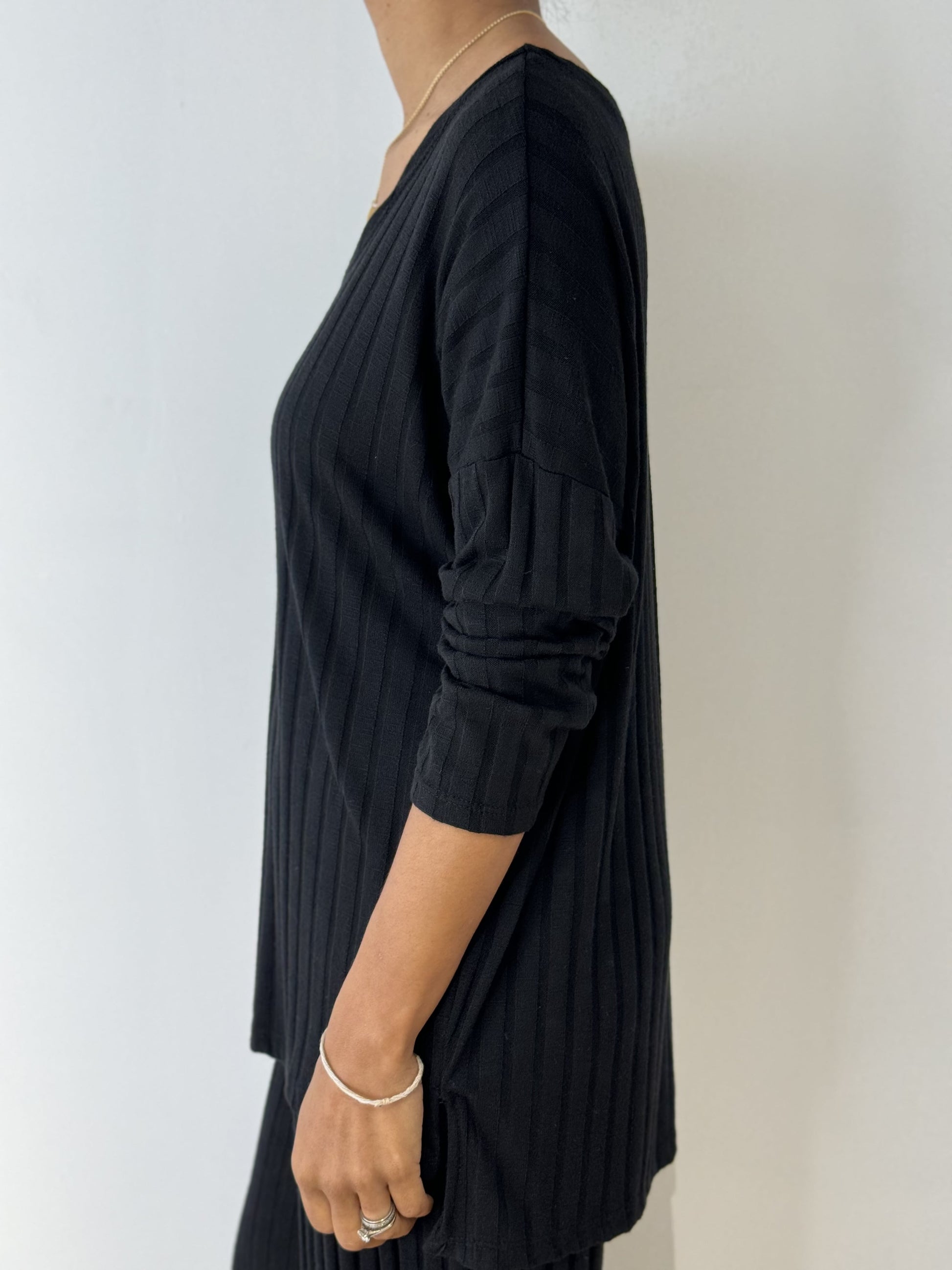 Détail de l'ensemble côtelé léger pour femme en noir.