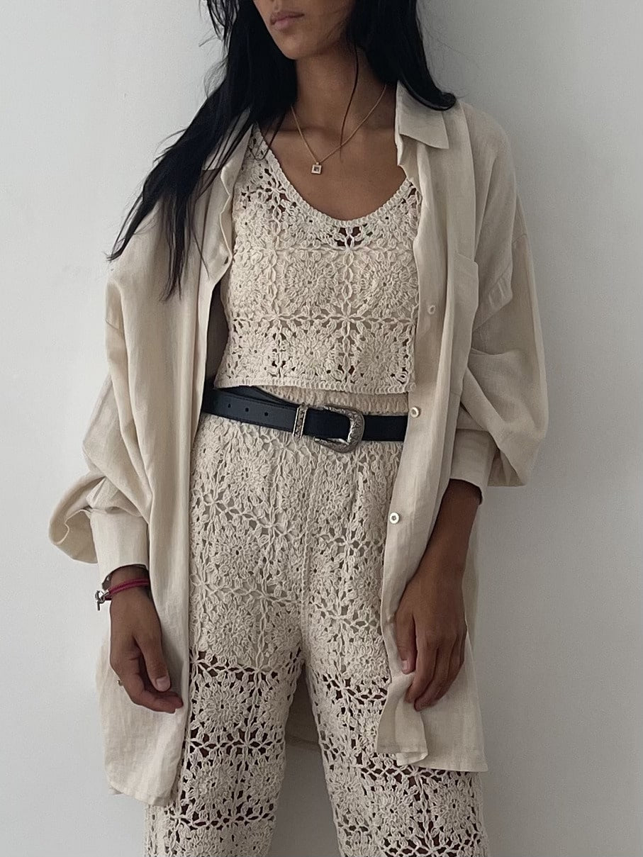 Femme portant un ensemble au crochet avec chemise ouverte pour un look d'été