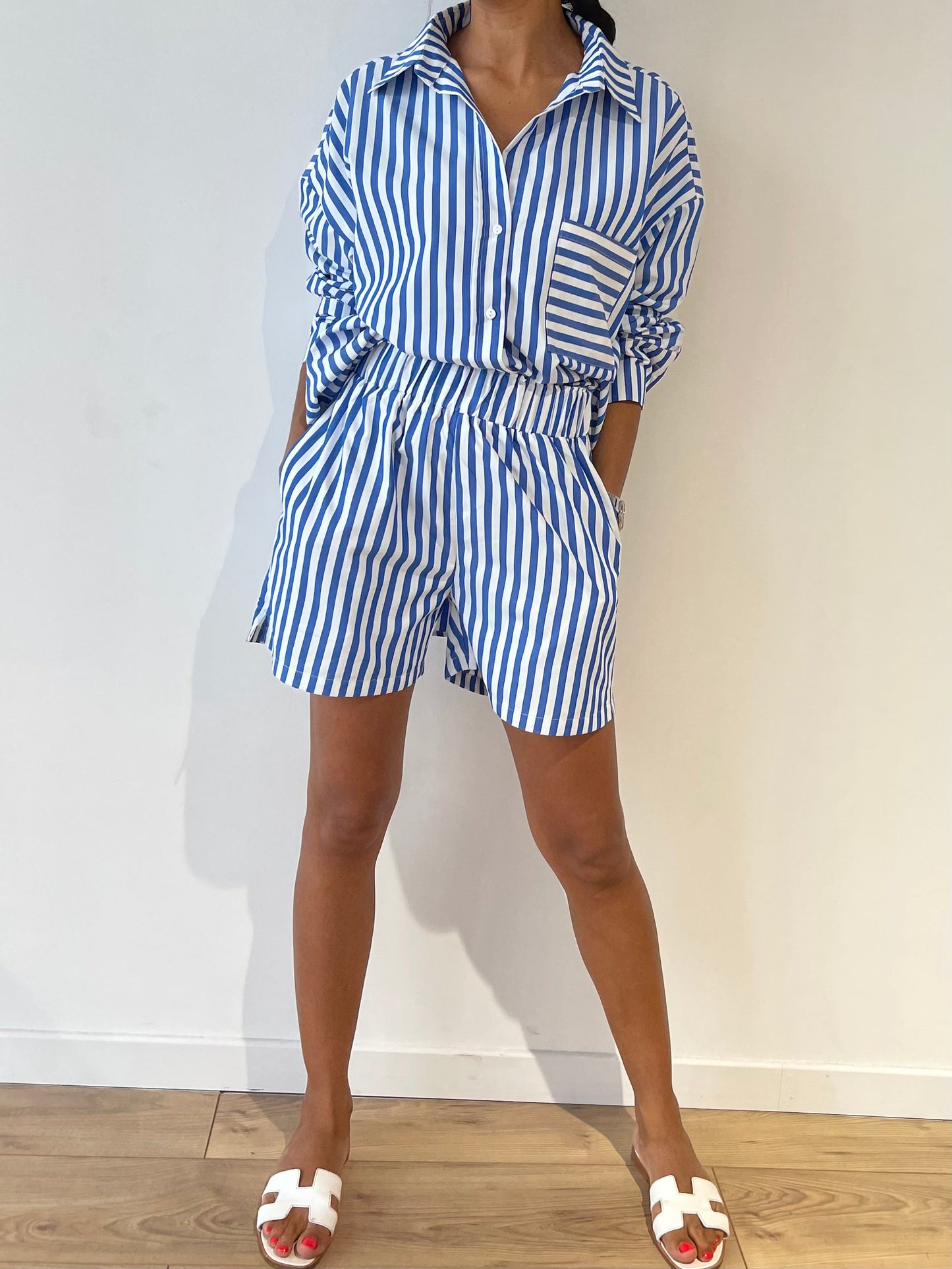 Tenue décontractée en ensemble short marinière à rayures bleu et blanc pour femme.