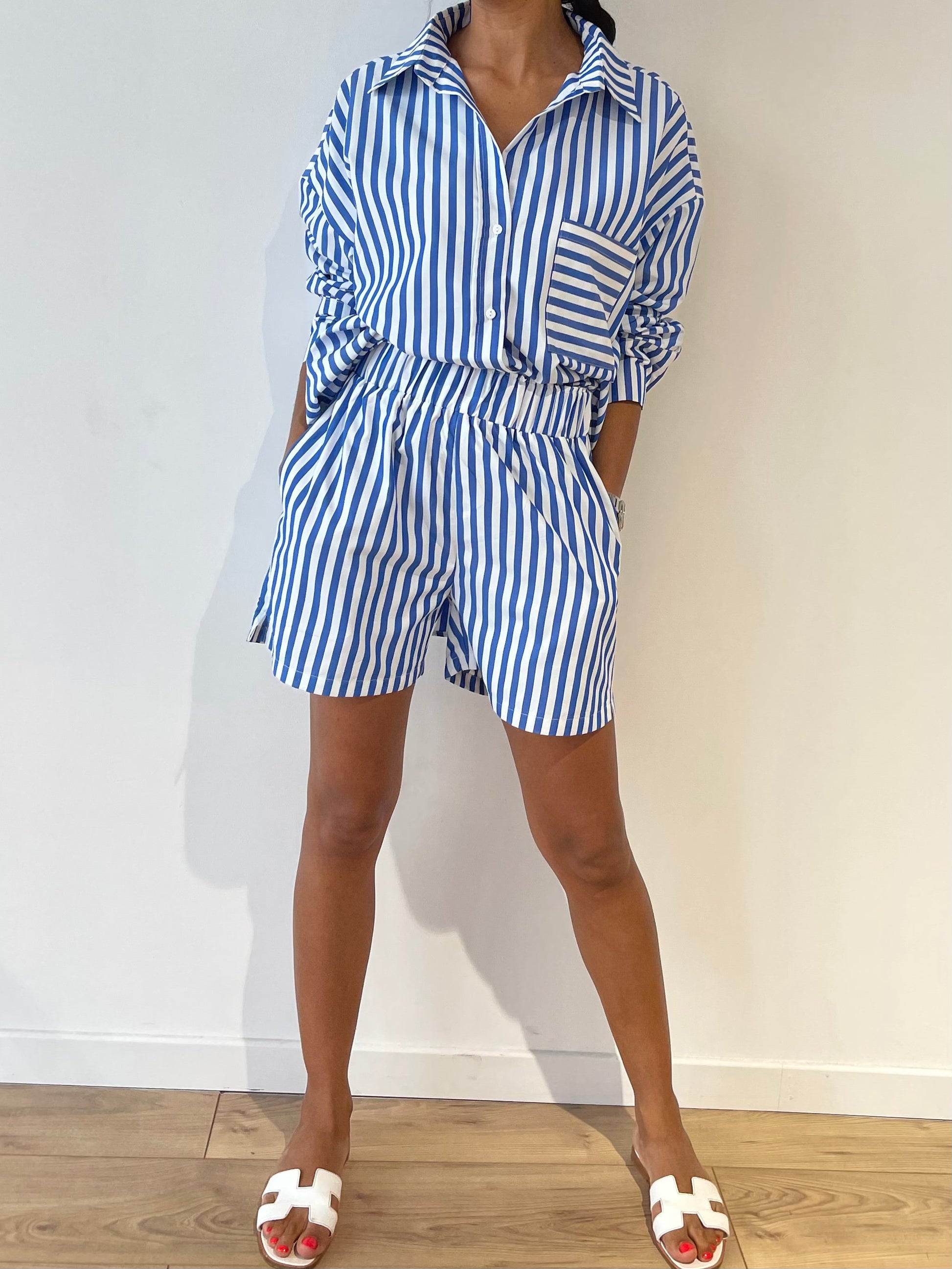 Tenue décontractée en ensemble short marinière à rayures bleu et blanc pour femme.