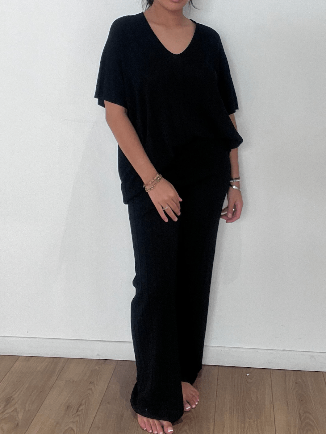 Ensemble fluide pour femme en noir, vue complète de face.