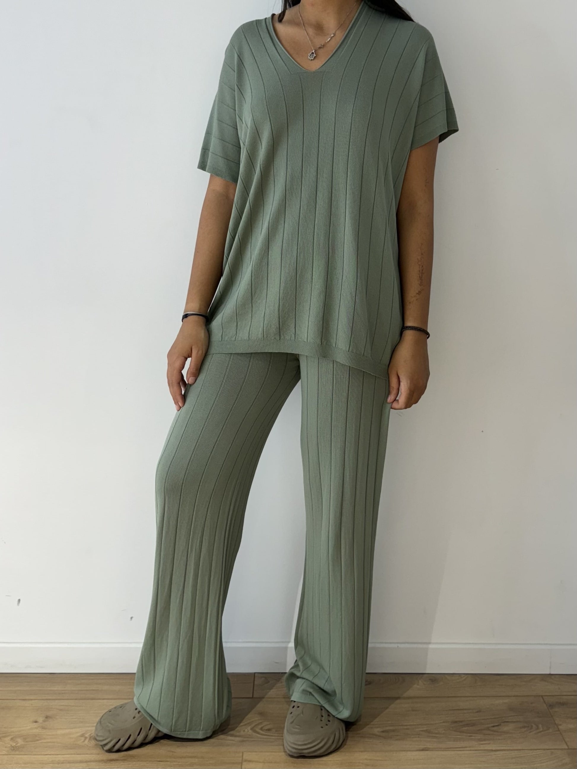 Ensemble fluide pour femme en vert, vue de côté.