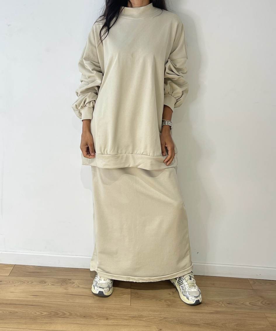Vue complète de l'ensemble jupe et pull en beige 100% coton