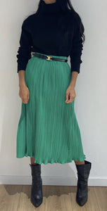 Association de jupe plissée verte et haut noir pour look contemporain féminin