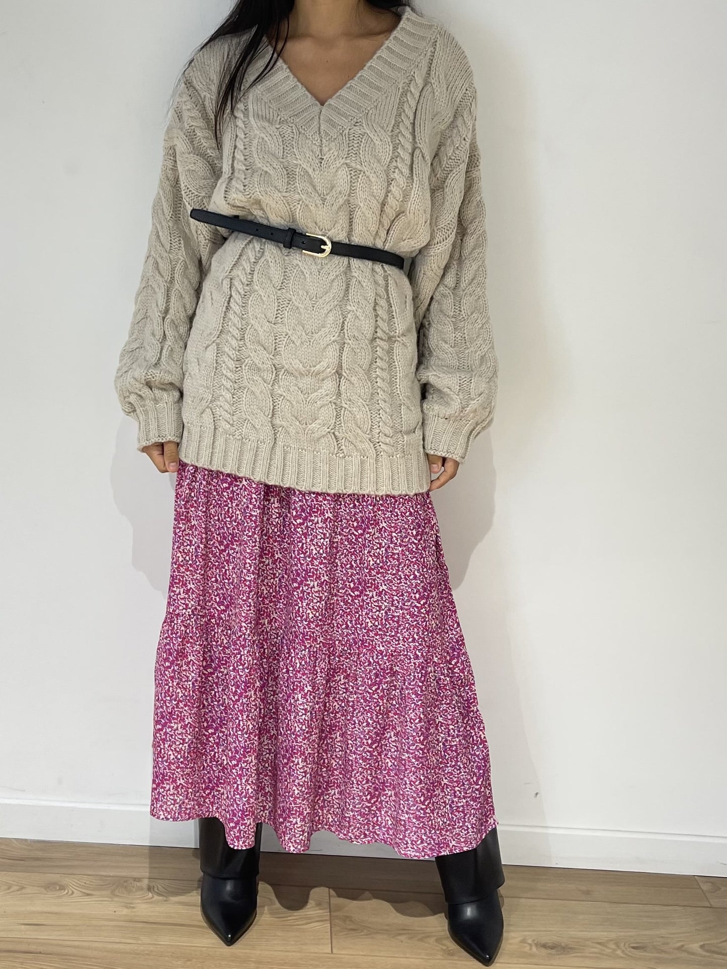 Gros plan sur un pull oversize en maille torsadée crème