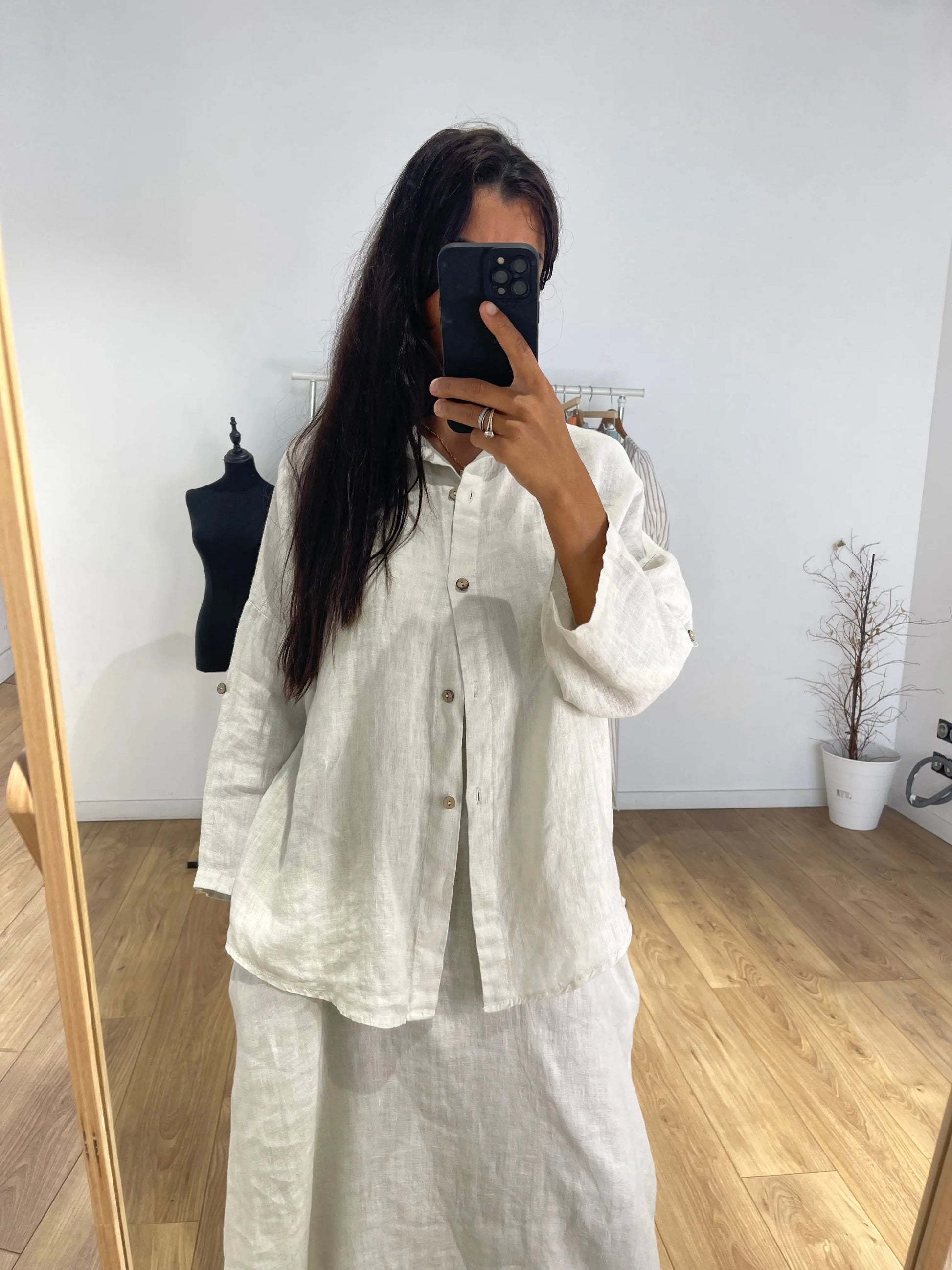 Femme portant un ensemble robe et chemise en lin blanc cassé, vue de face