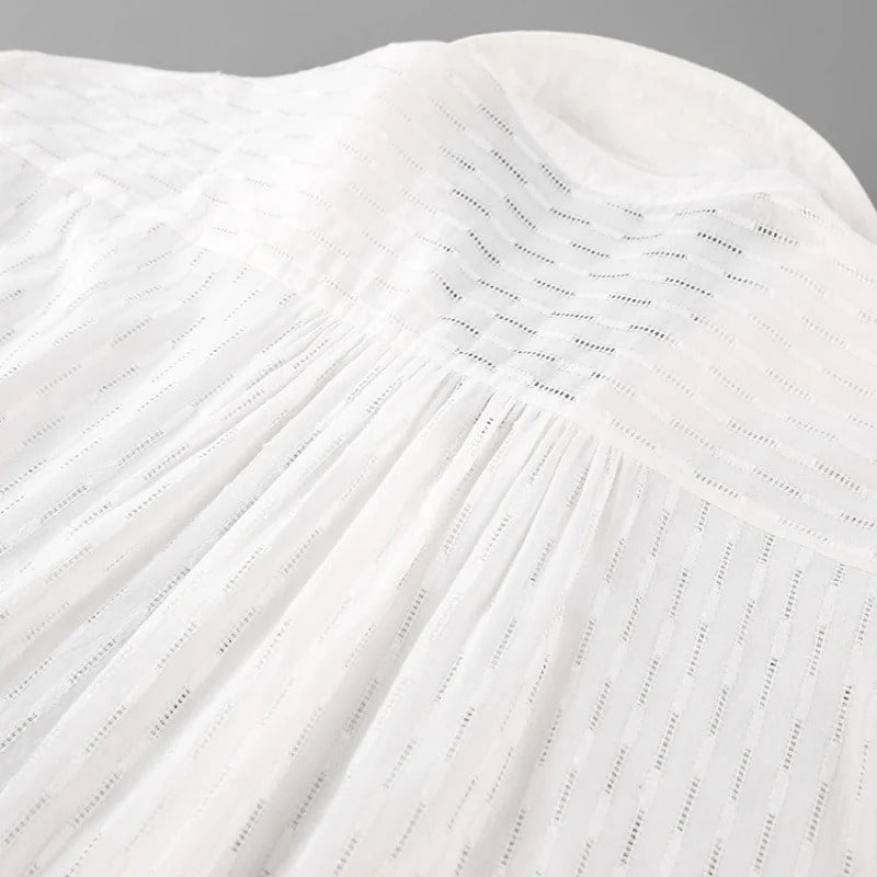 Détail arrière de l'ensemble chemise et short blanc pour femme, mettant en avant le tissu texturé.