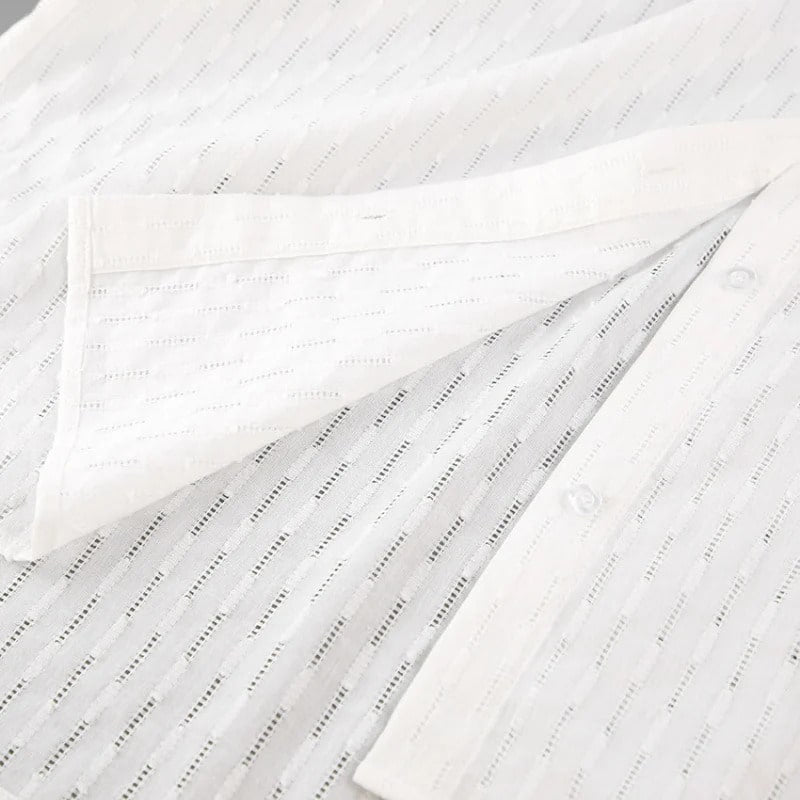 Ensemble chemise et short blanc pour femme, chemise ouverte pour montrer la texture du tissu.