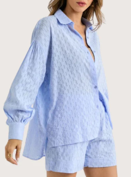 Ensemble chemise et short bleu clair pour femme, porté par un modèle, idéal pour un look estival.