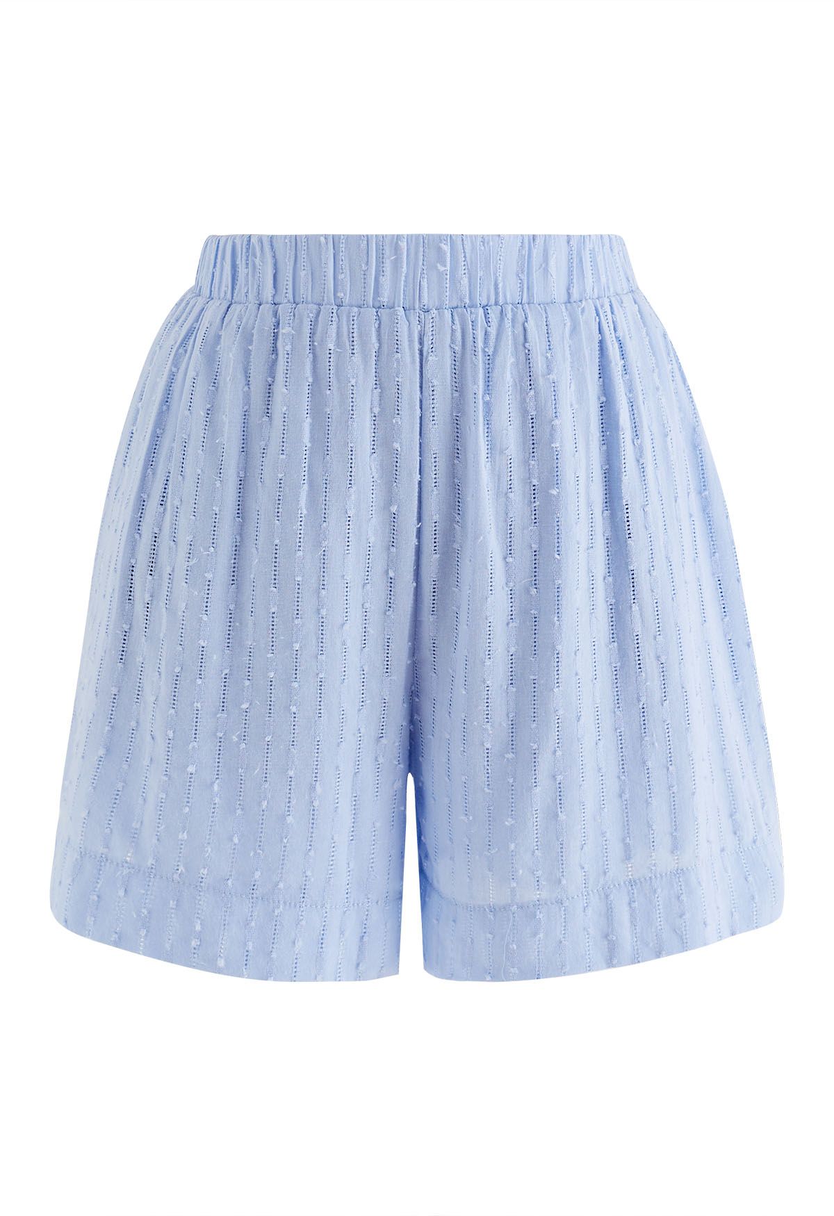 Short bleu clair de l'ensemble chemise et short pour femme, tissu léger.