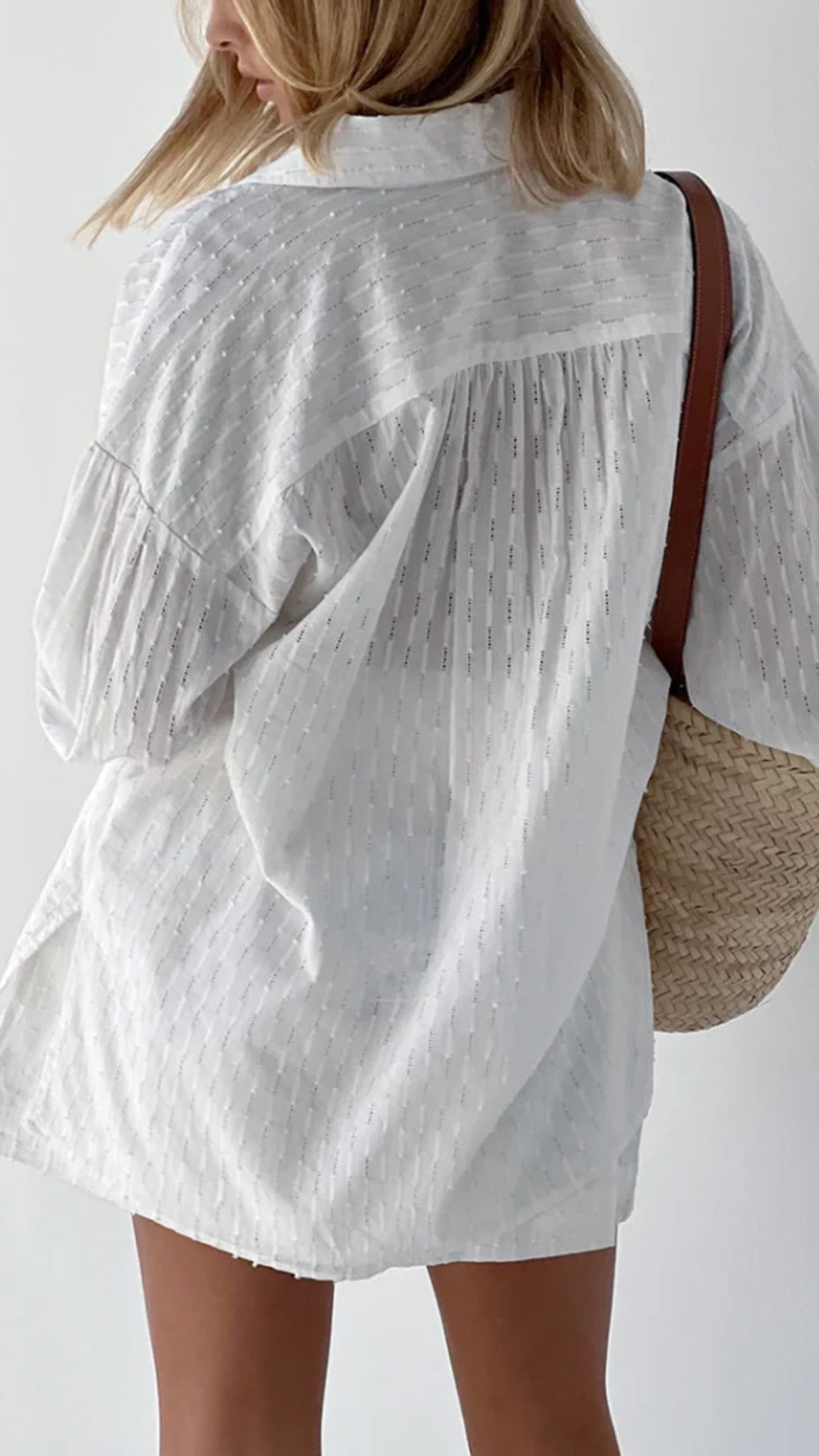 Vue de dos de l'ensemble chemise et short blanc pour femme, parfait pour l'été.