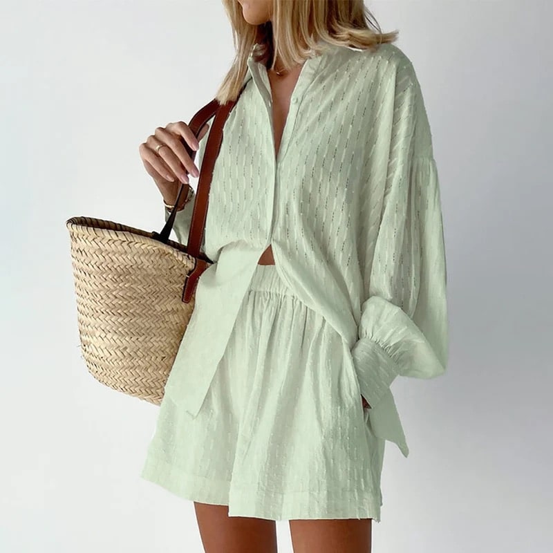 Ensemble chemise et short vert pour femme, porté par un modèle, parfait pour la plage.