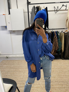 Femme_portant_chemise_bleue_et_bonnet