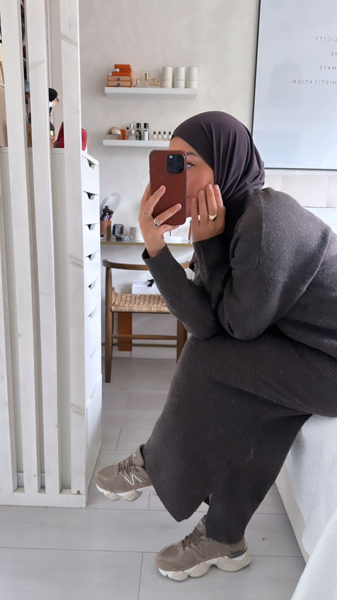 Femme en tenue décontractée prenant un selfie avec un hijab de Kata Paris