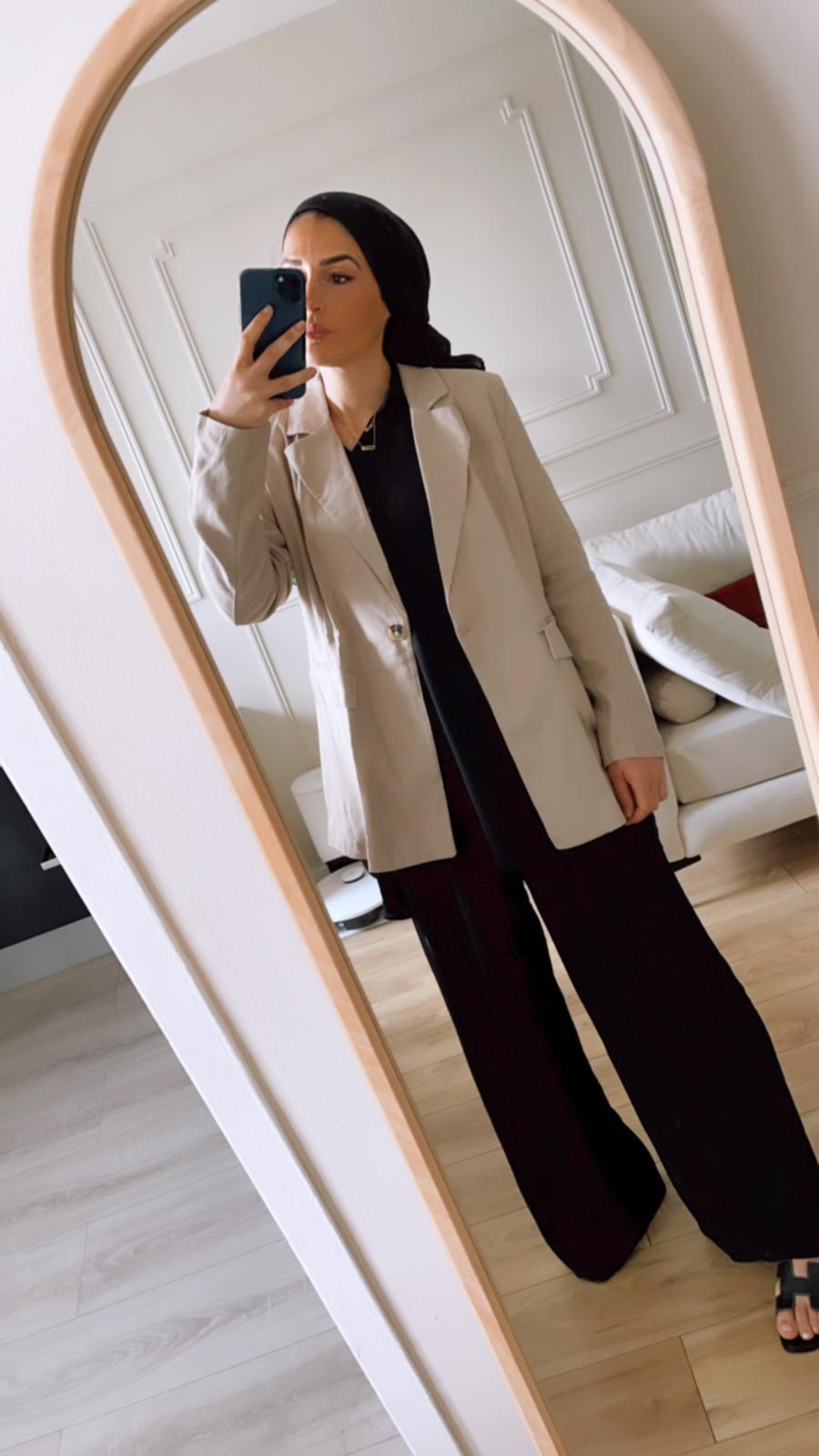 Femme portant le blazer en lin couleur beige