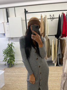 Femme_avec_grey_sweater_dress_and_brown_hat