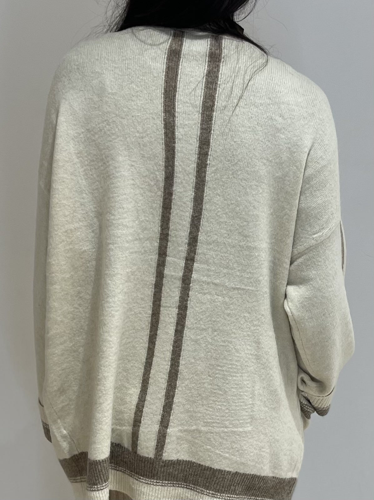 Vue arrière d'un gilet en laine écru avec des rayures taupe, mettant en valeur le design et la coupe confortable.