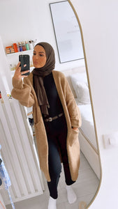 Gilet long en laine camel assorti à un hijab pour un style modeste