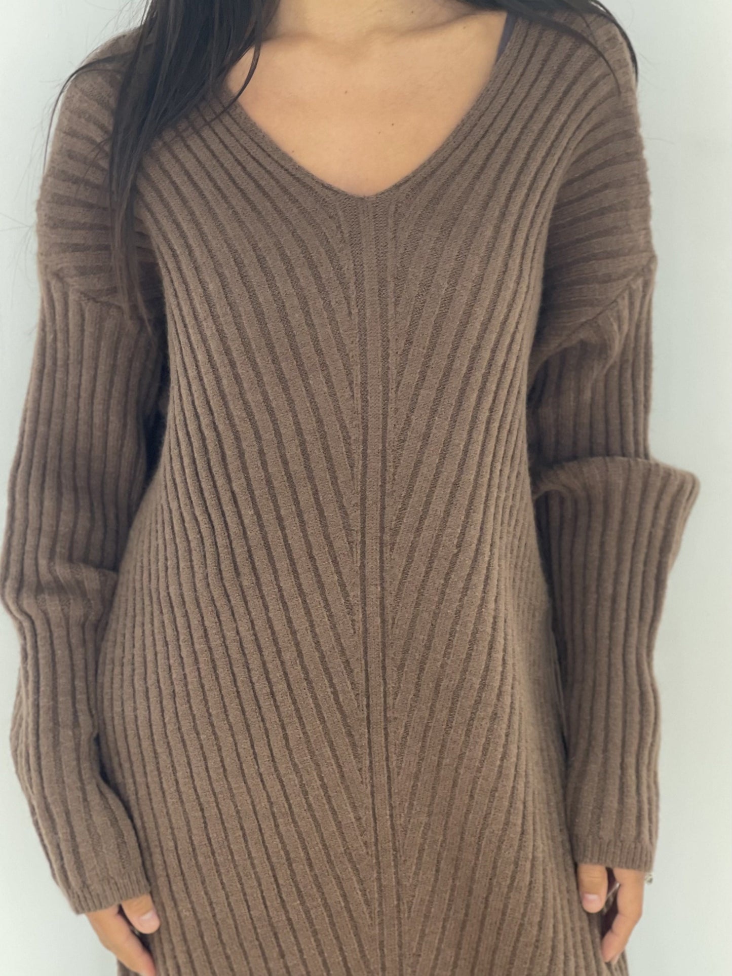 Détail de la texture de la robe en maille marron à col V pour femme