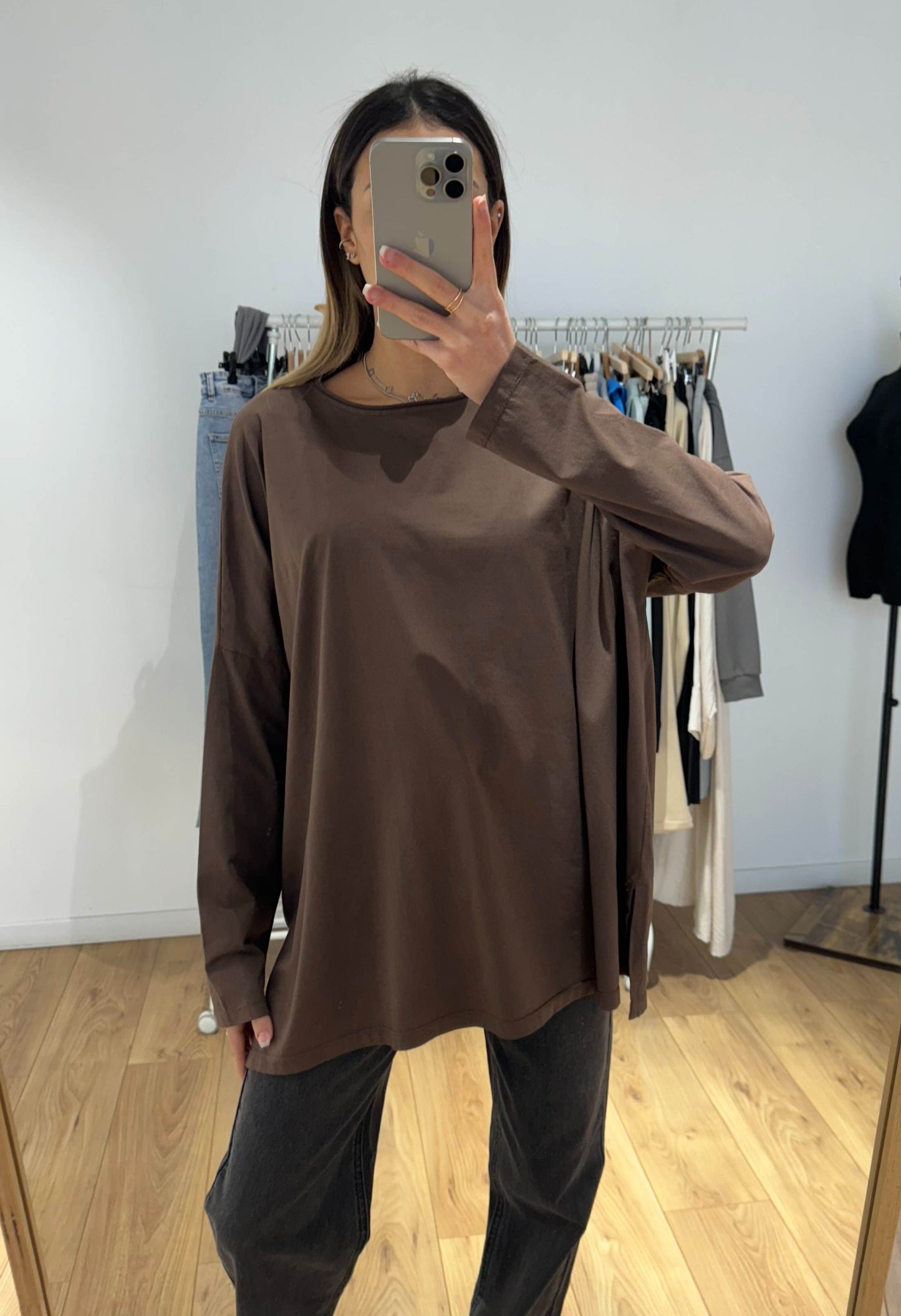 Haut oversize marron pour femme, idéal pour un look d'automne